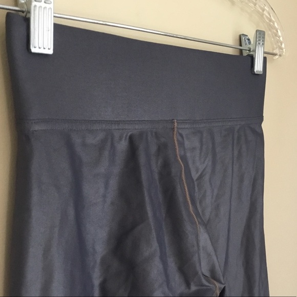 Carbon38 Metallic Shine Takara Cropped Leggings - Picture 9 of 10